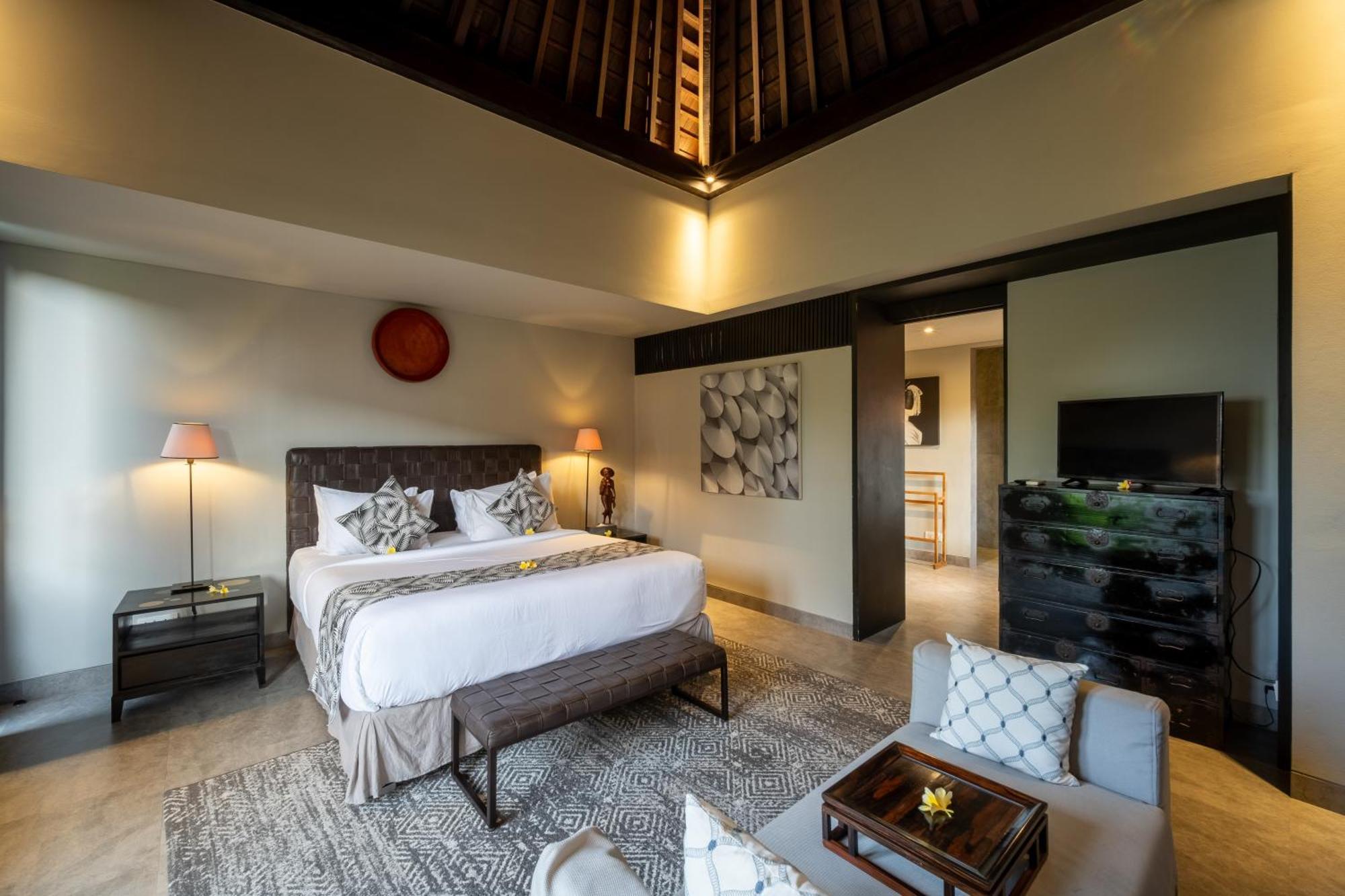 Villa De Suma - Fully Staffed Luxury Villa, Walk To The Beach! *
